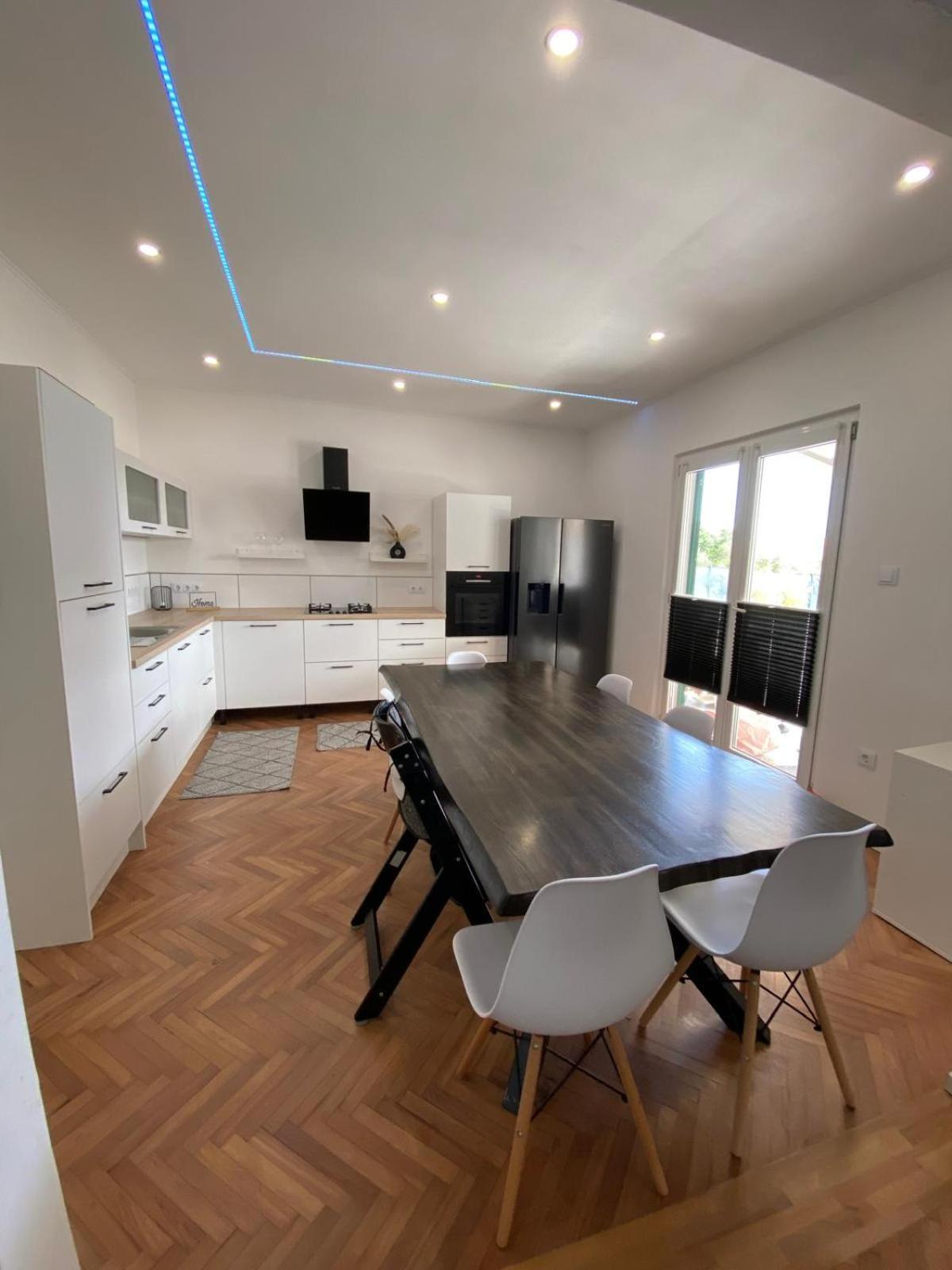 Apartment Milena Kastela Mit Whirlpool Exterior photo